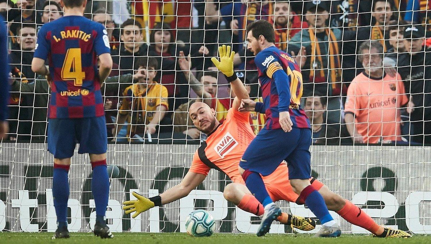 VIDEO  Barcelona ganoacute con un poacuteker de Messi y se mantiene en lo maacutes alto de la tabla