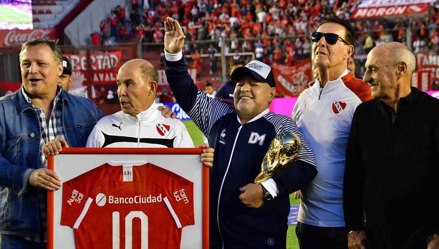 Diego Armando Maradona recibió todo un homenaje en el estadio Libertadores de América