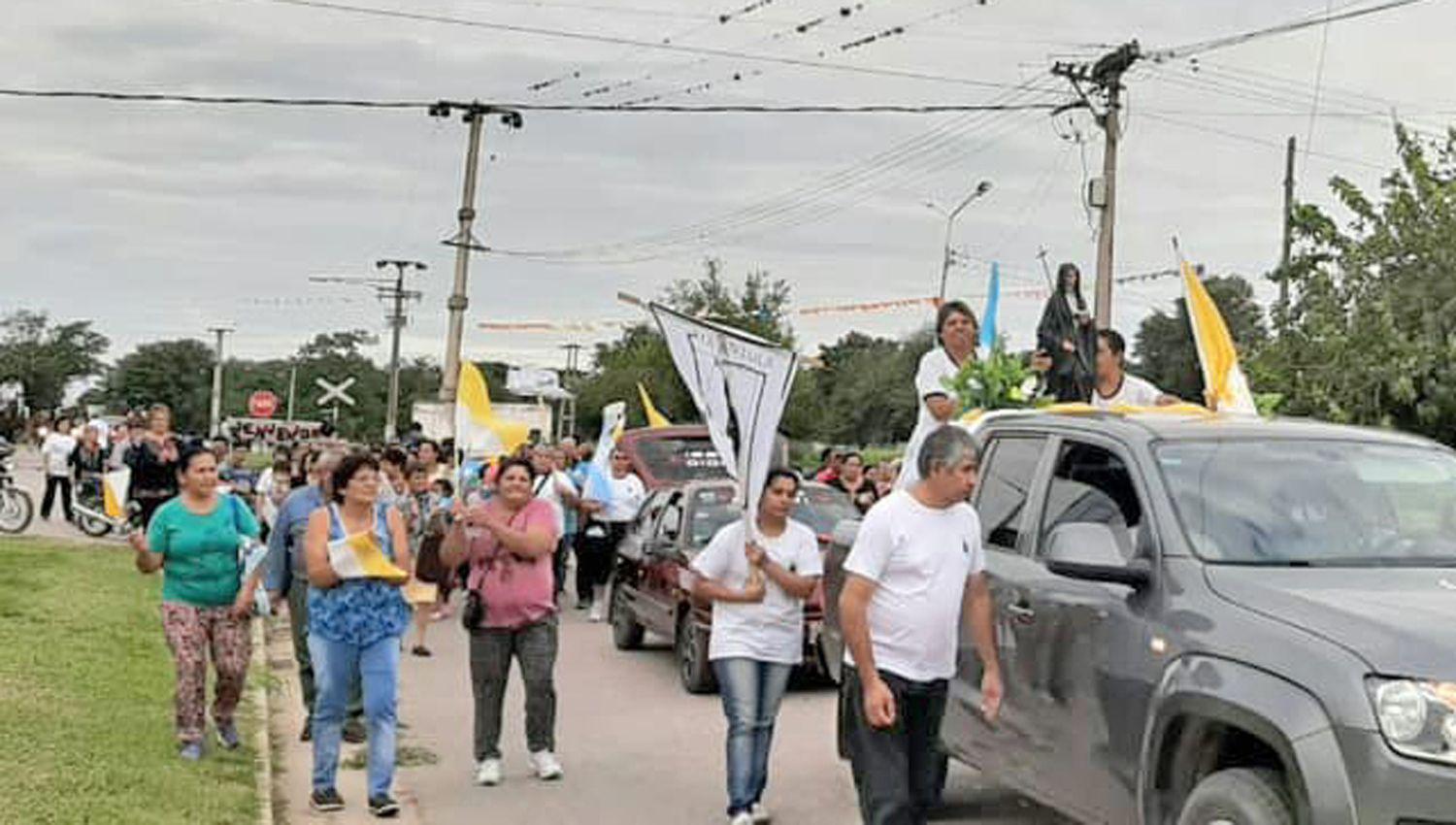 Cientos de vecinos acompañaron la caravana con la imagen de la beata por los barrios de Lavalle