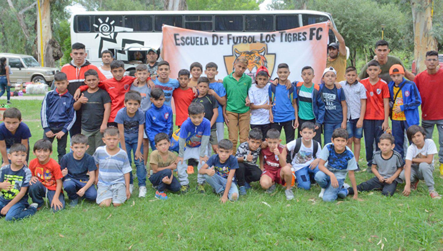 La escuela Los Tigres juega un torneo en la ciudad de Tostado