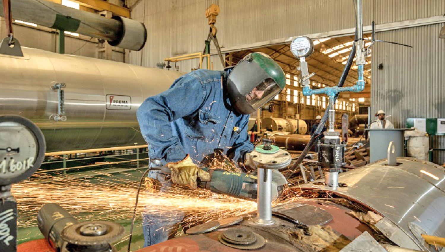 Las empresas con menos de 50 empleados tuvieron una caída anual de 24-en-porciento- en su producción