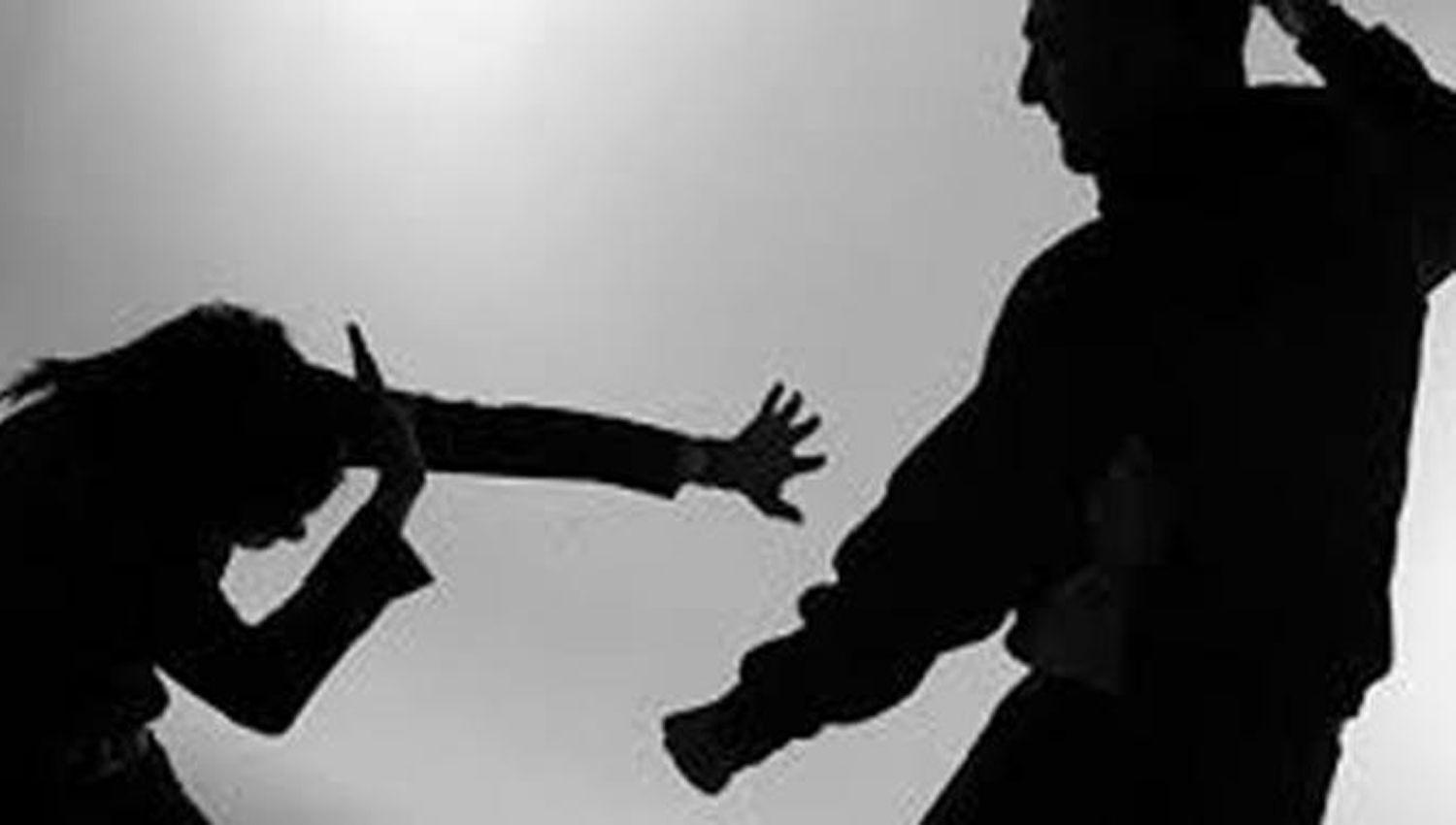 Salvaje sujeto atacoacute a su novia con el casco protector de moto