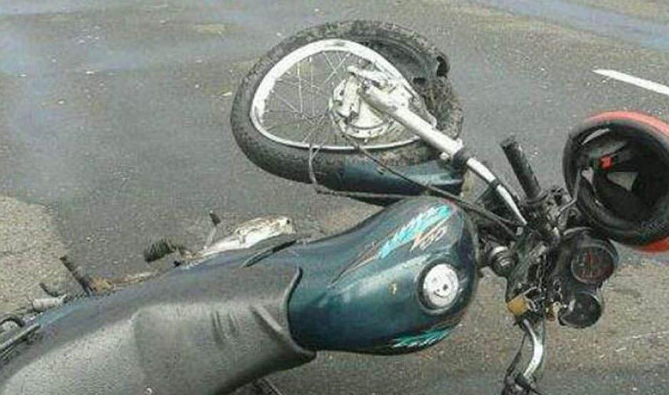 Un joven de 23 antildeos fallecioacute al estrellar su moto contra un aacuterbol