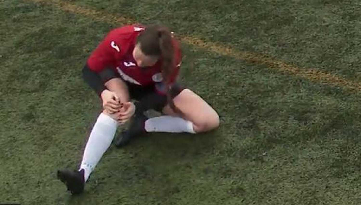 VIDEO  Escalofriante decisioacuten de una jugadora que se dislocoacute la rodilla