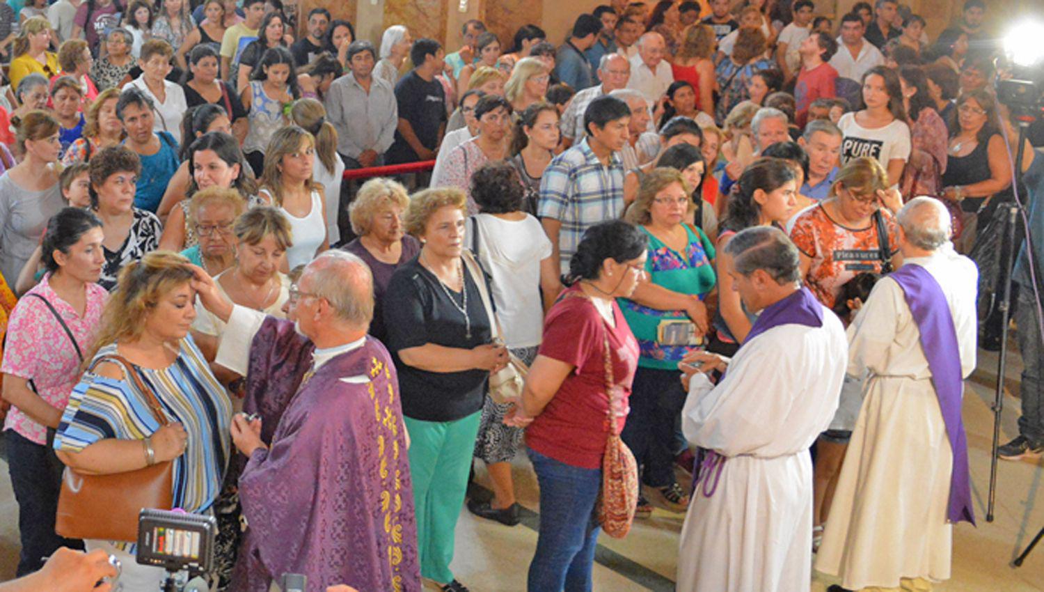 En todas las parroquias y capillas se celebra la tradicional
ceremonia de la imposición de las cenizas
