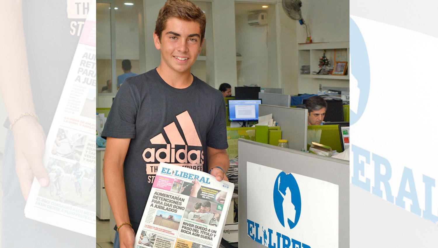 Lucca visitó la redacción EL LIBERAL compartió un grato
momento y posó para nuestro reportero grÃfico con la edición de ayer