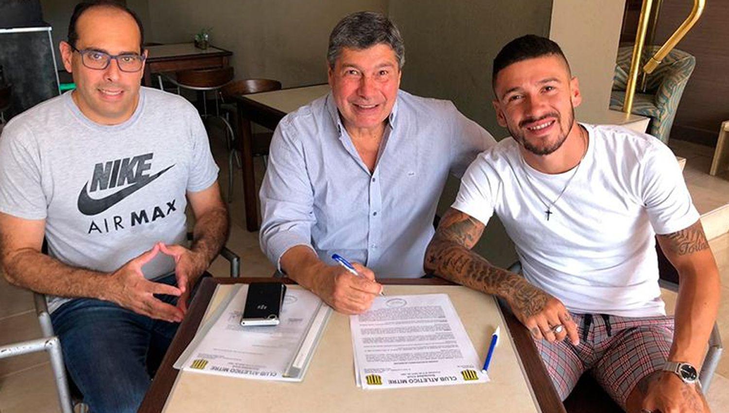 El jugador santafesino junto al presidente de la institución del barrio 8 de Abril