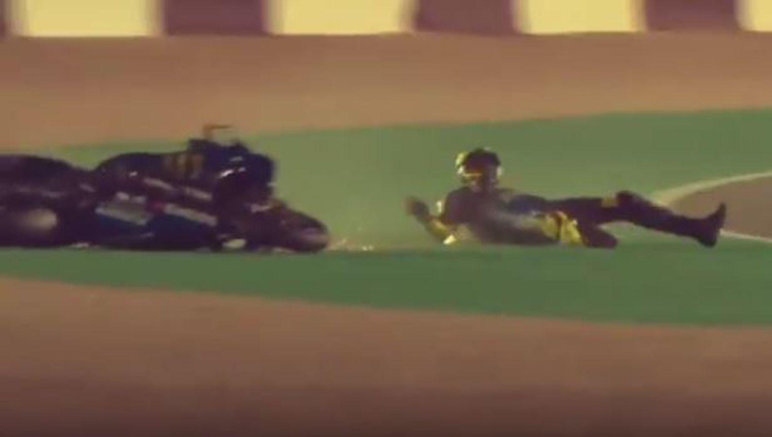 VIDEO  Rossi sufrioacute una caiacuteda en el cierre del test de Qatar