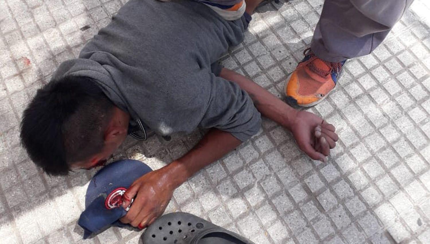 VIDEO  Lo descubrieron intentando robar en un gimnasio lo persiguieron y lograron atraparlo