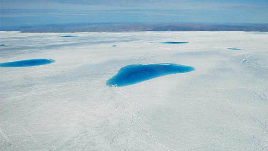 Hombre casi muere ahogado por nadar debajo de un lago congelado