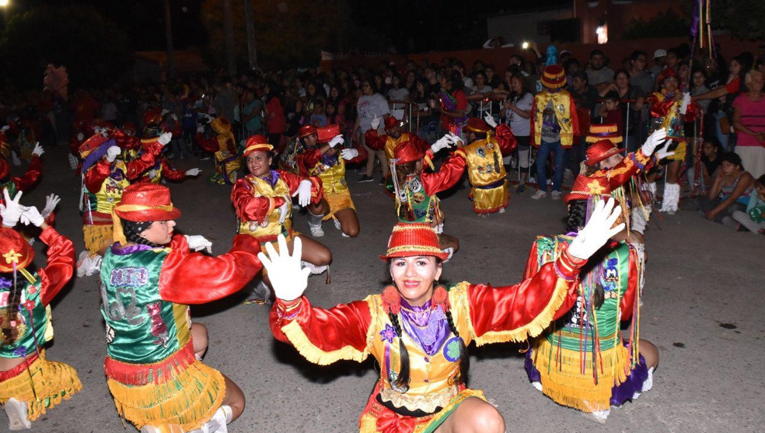 El carnaval de Friacuteas llevoacute el color y la alegriacutea a los diferentes barrios