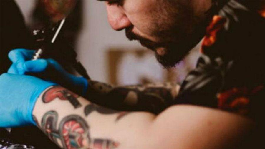 Insoacutelito joven amenazado se tatuoacute el nombre de su novia en los genitales