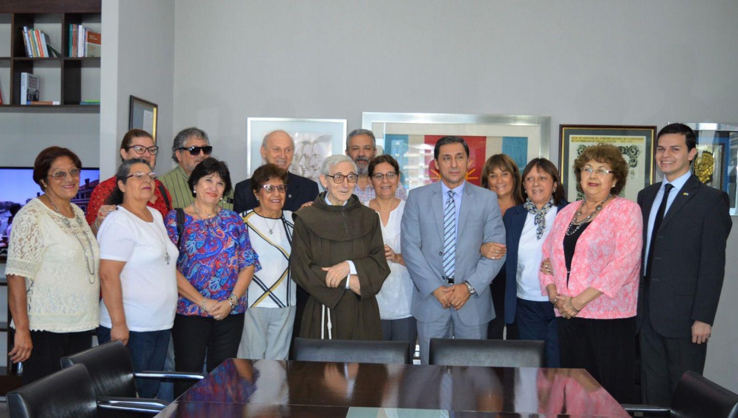 El vicegobernador de la Provincia Dr Carlos Silva Neder entregó el reconocimiento de los santiagueños al padre Eduardo Zatti