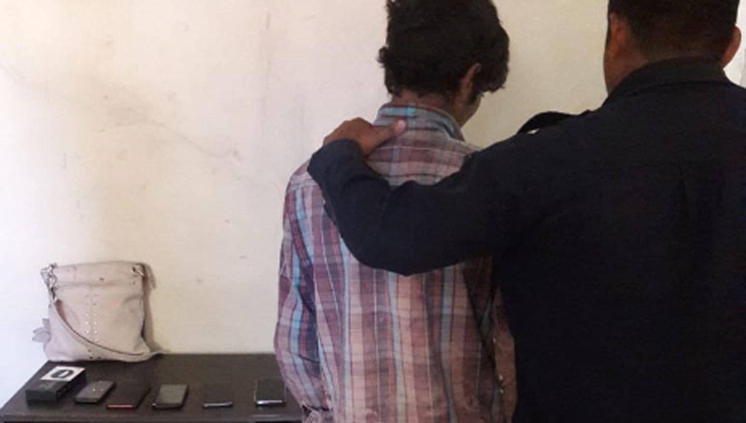 Joven con antecedentes fue apresado tras robar elementos tecnoloacutegicos por maacutes de 65 mil pesos