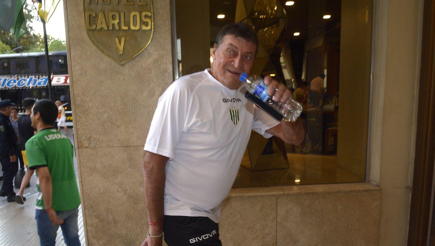 Julio César Falcioni en la entrada al hotel Carlos V El entrenador confía en quedarse con los tres puntos mañana
