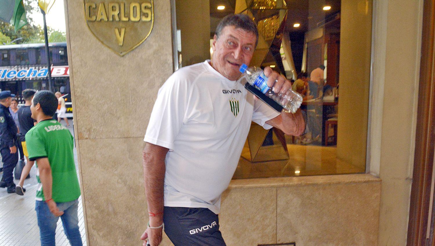 CARISMÁTICO El entrenador Julio César Falcioni fue muy afectuoso con los hinchas de Banfield que lo recibieron al ingresar al hotel Carlos V
