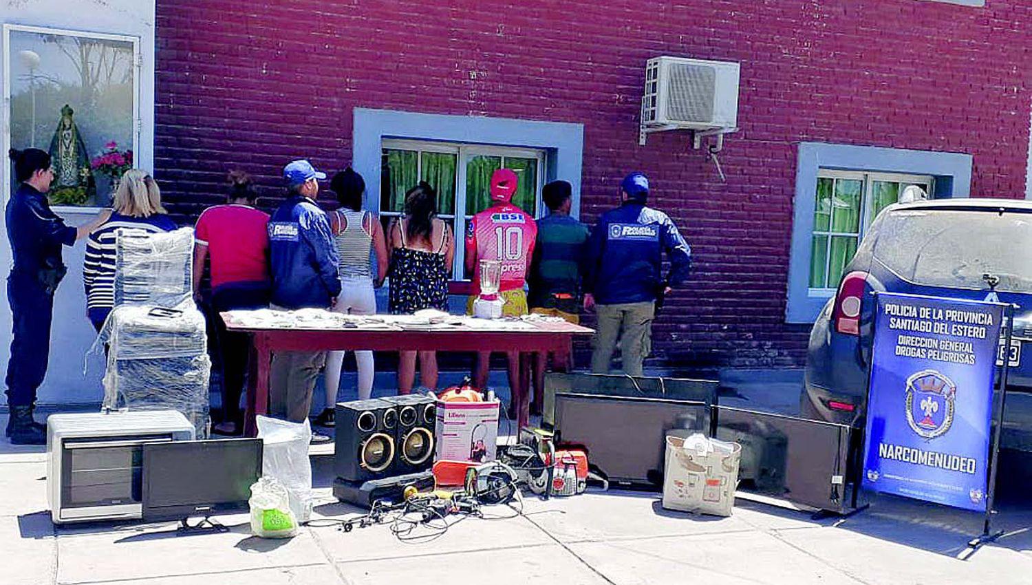 SECUESTROS La Policía incautó numerosos bienes que serían fruto de la comercialización de sustancias
