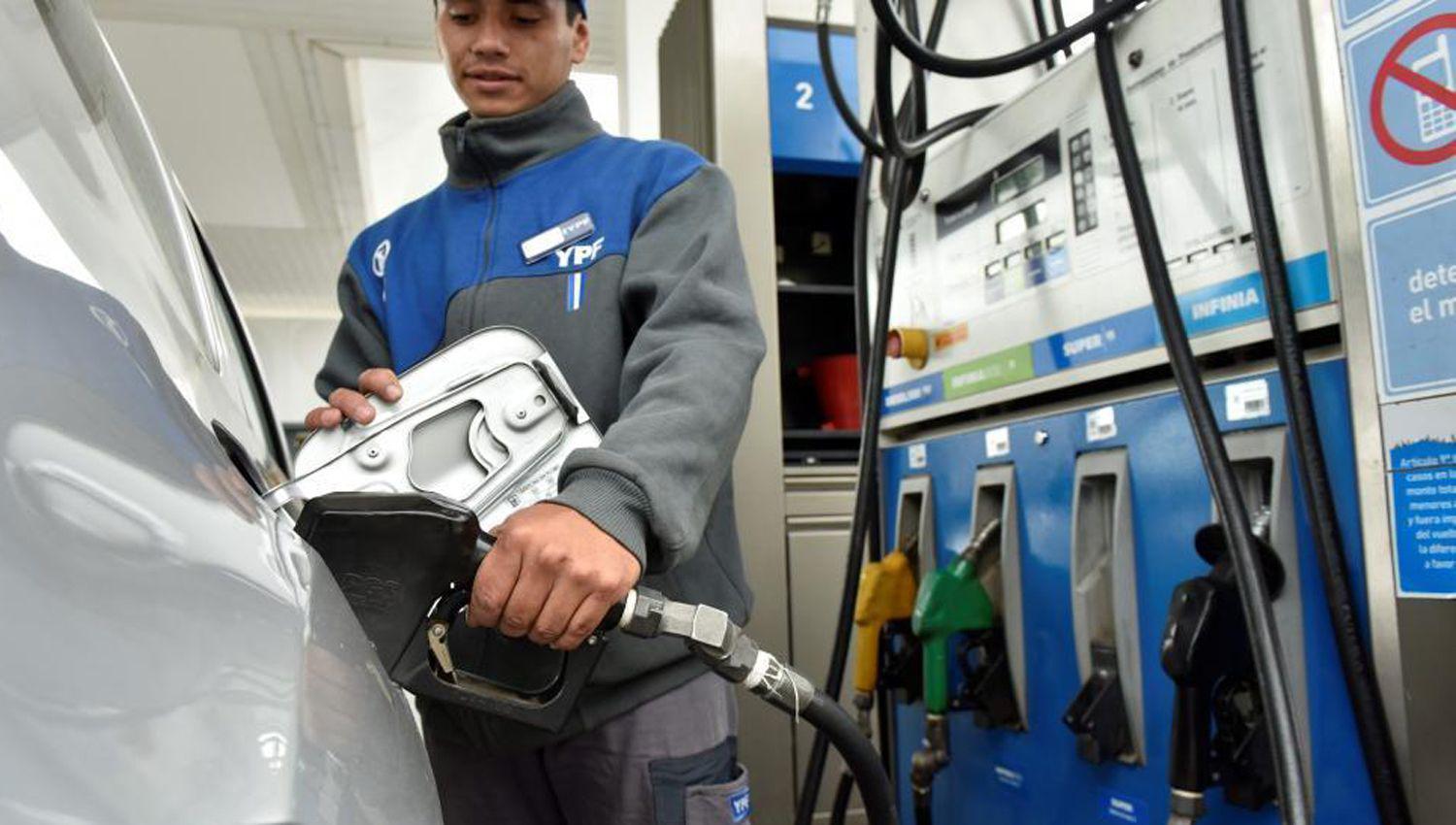 A pesar del congelamiento de precios YPF aumentoacute el costo de sus naftas