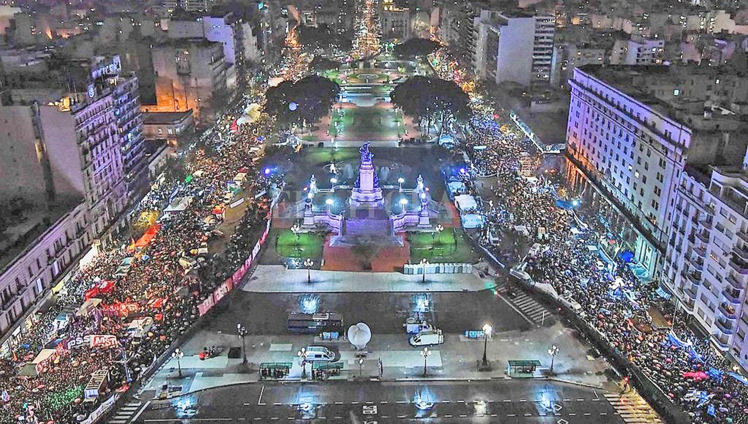 POSTURAS ENFRENTADAS Durante el tratamiento de la ley en 2018 los pañuelos verdes (izq) y los celestes (der) aguardaron el resultado de la votación