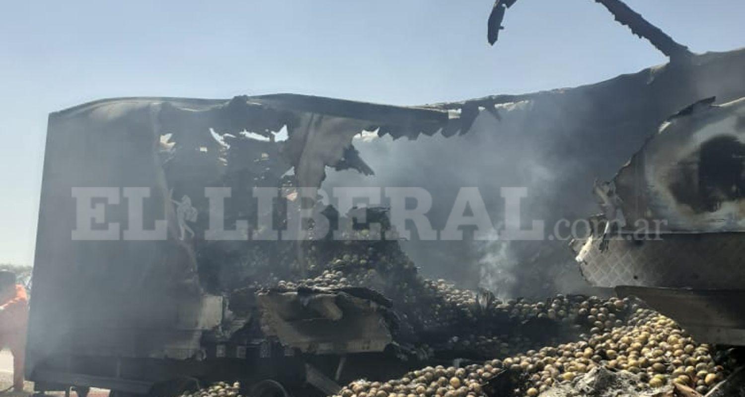 Perdioacute completamente la carga tras incendiarse el camioacuten