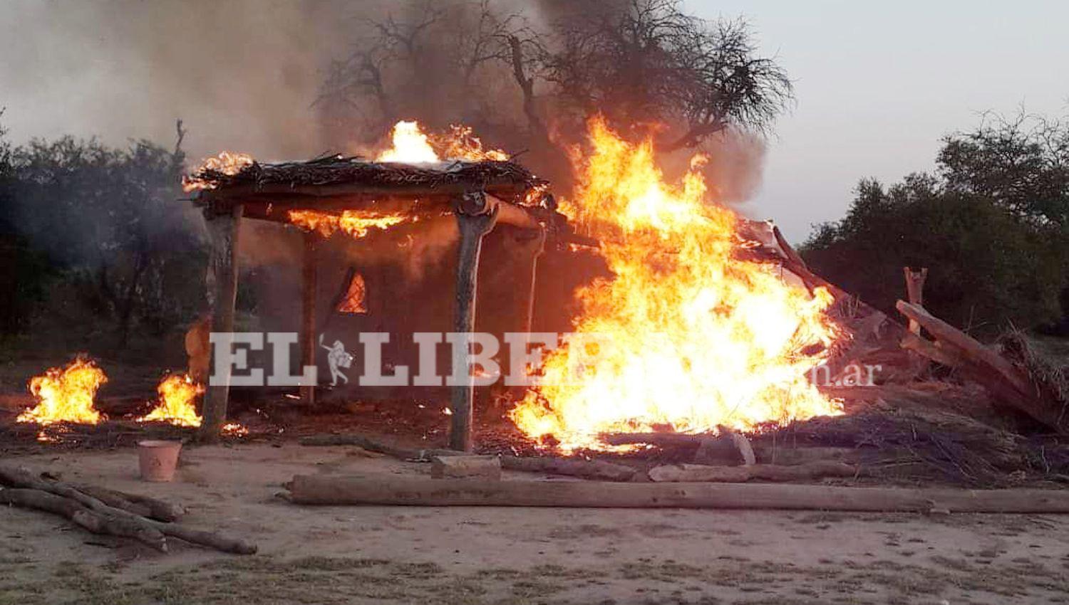 IMAacuteGENES  Voraz incendio destruyoacute la cantina de una pista cuadrera de Villa Atamisqui