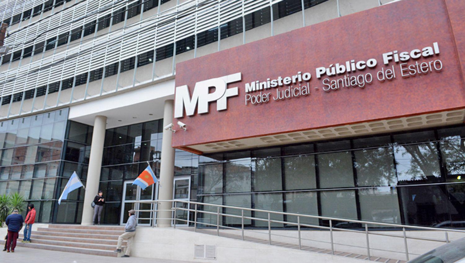 Escaacutendalo y golpes entre un remisero bandentildeo su ex pareja y un hijo adolescente