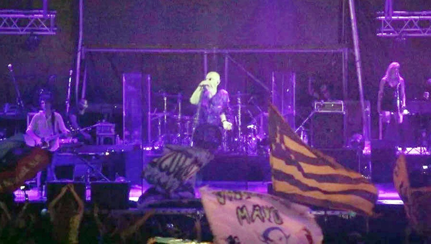 El Indio Solari volvioacute a los escenarios en un holograma