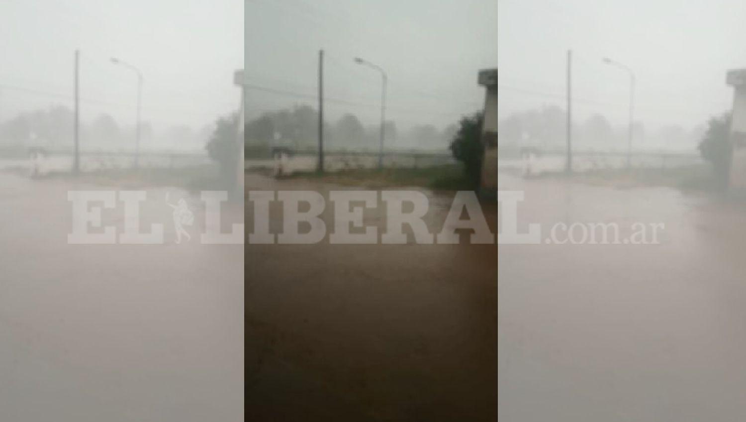 VIDEO  Fuerte tormenta de agua y viento en Monte Quemado