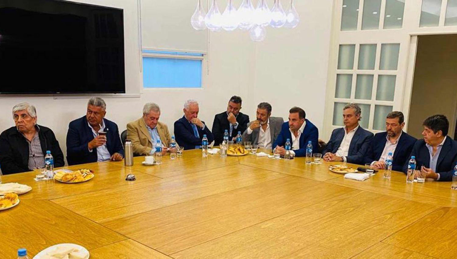 Los dirigentes de los clubes de Primera División se reunieron ayer para analizar el presente y el futuro del f�tbol argentino