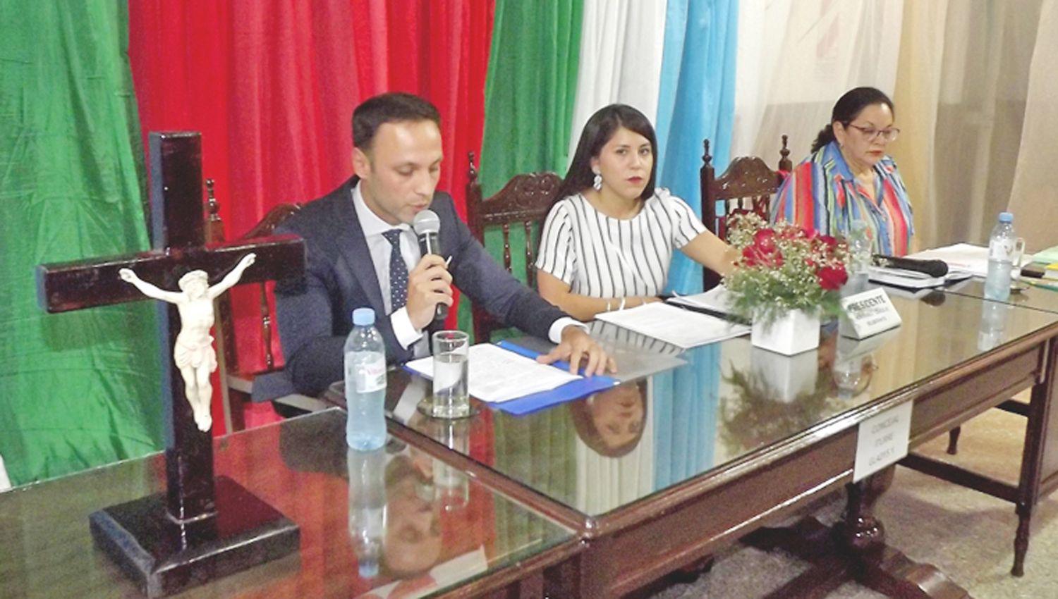 El intendente de Fernaacutendez Viacutector Araujo anuncioacute un aumento del 45-en-porciento- para municipales