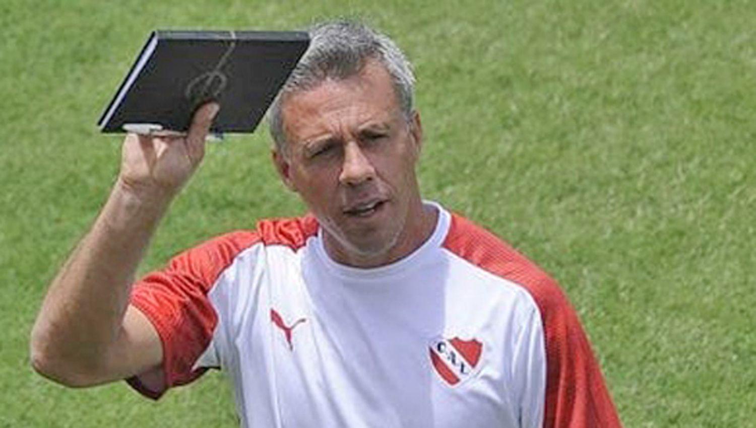 PANORAMA Lucas Pusineri todavía no logró consolidar un equipo en Independiente que hoy tendr� una parada difícil ante Vélez Sarsfield
