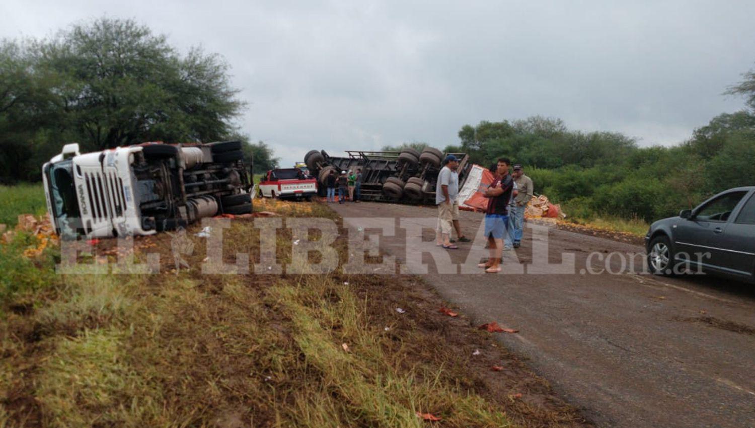Volcoacute un camioacuten con naranjas y el traacutensito de la Ruta Nacional 16 estuvo cortado