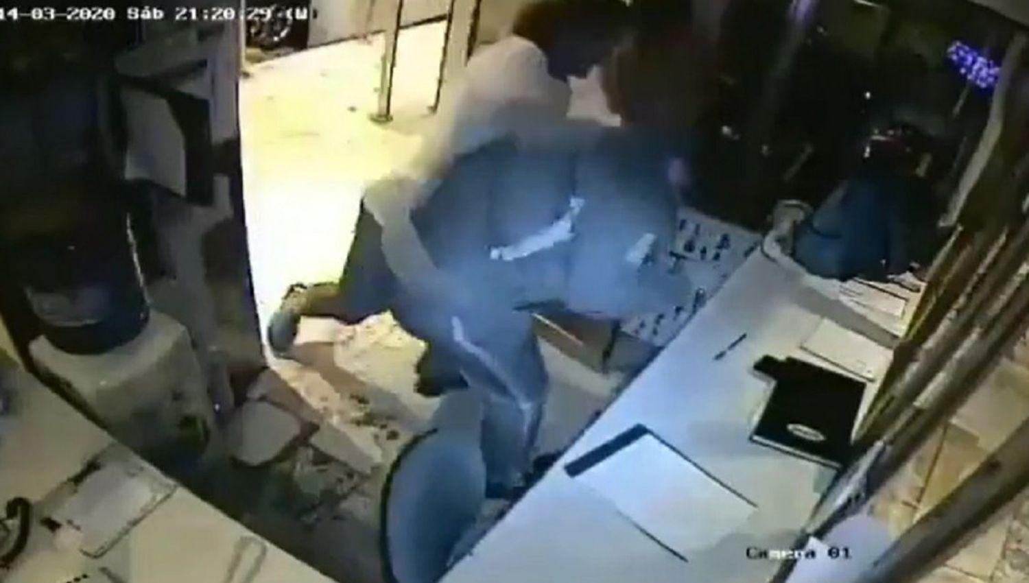 VIDEO  Feroz golpiza- un guardia fue agredido por un inquilino que no respetoacute la cuarentena por coronavirus