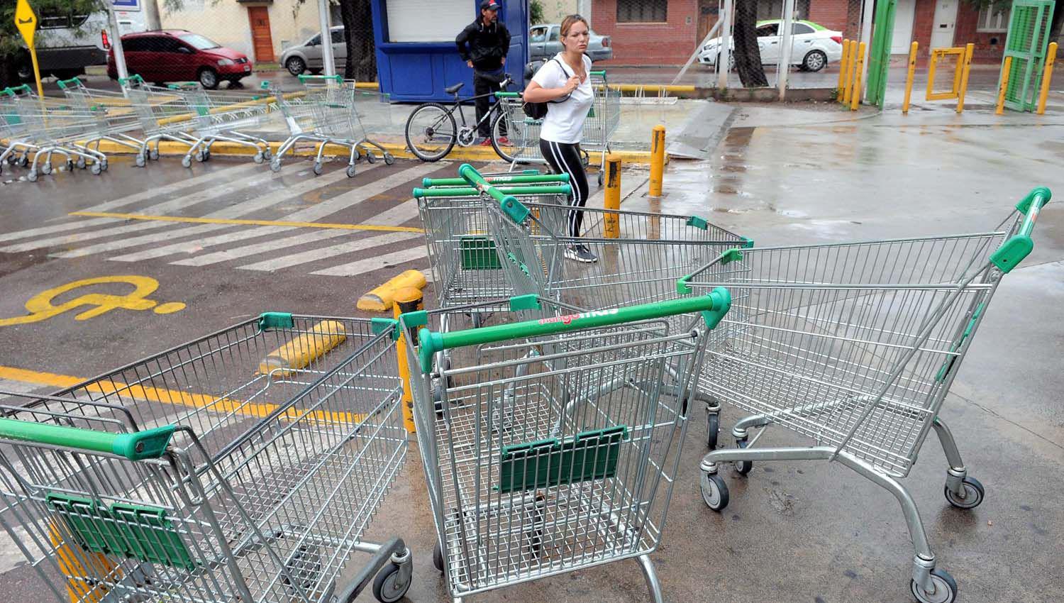 Los supermercados locales recibieron una avalancha de consumidores