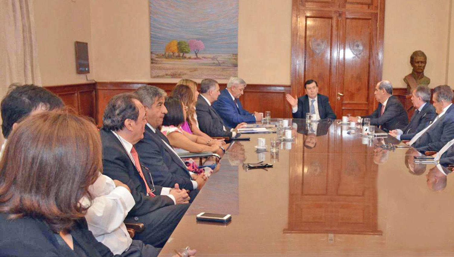 Zamora firmoacute un decreto con medidas para prevenir el coronavirus en la provincia