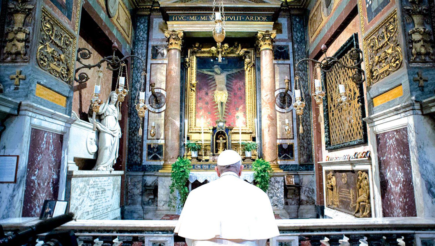 El Papa Francisco reza frente al crucifijo que evoca la Gran Peste en la iglesia de San Marcello al Corso
