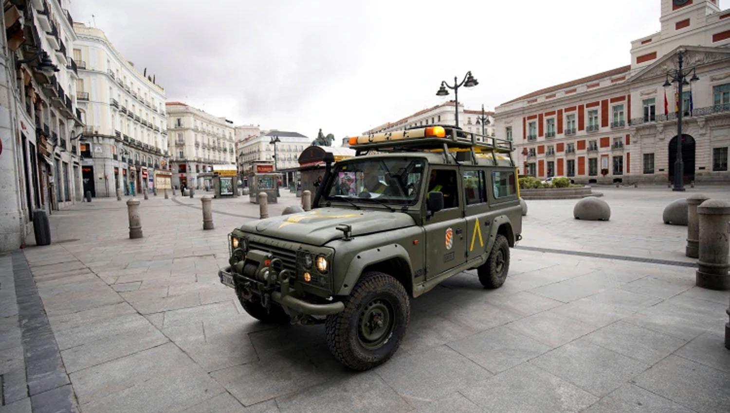 Un vehículo de la Unidad Militar de Emergencia en la Puerta del Sol de Madrid