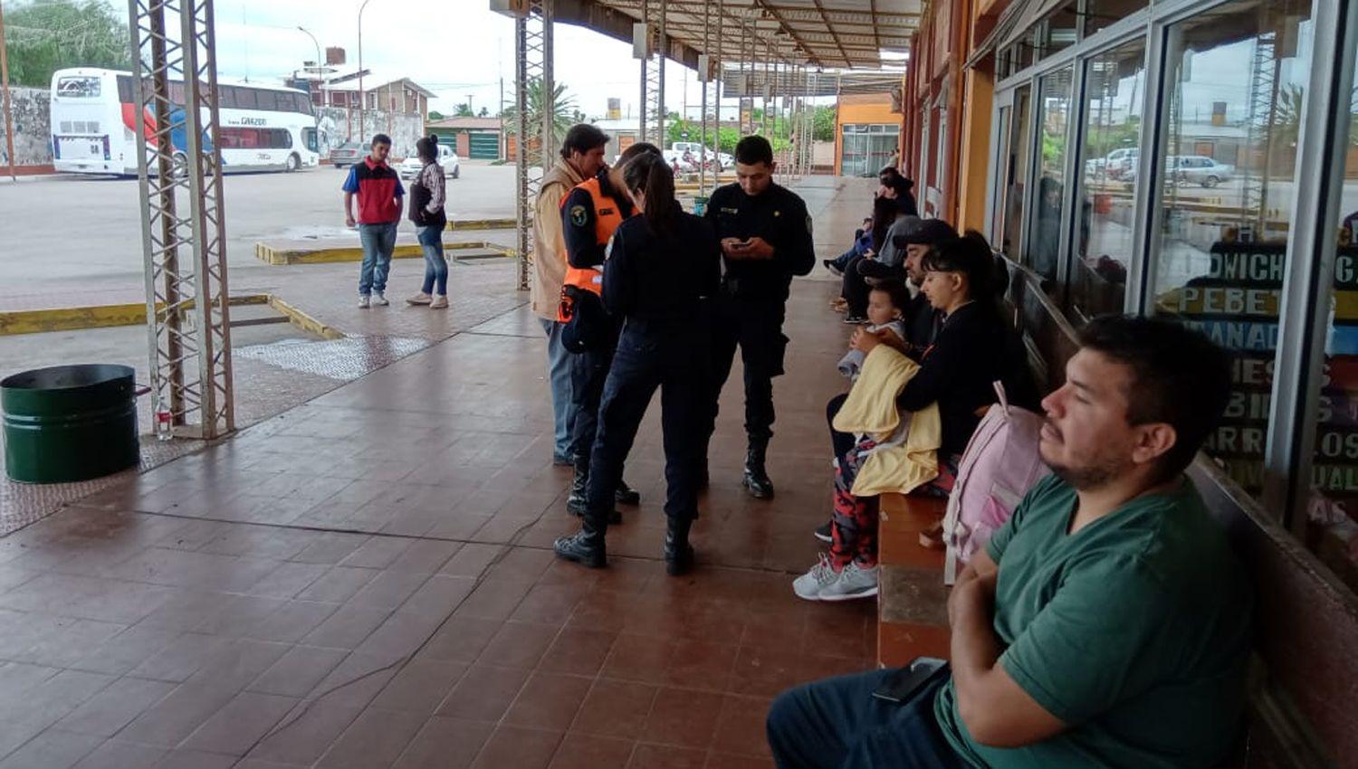 Si bien la terminal se muestra con poca cantidad de gente efectivos policiales llevan a cabo un estricto control Fotos- EL LIBERAL