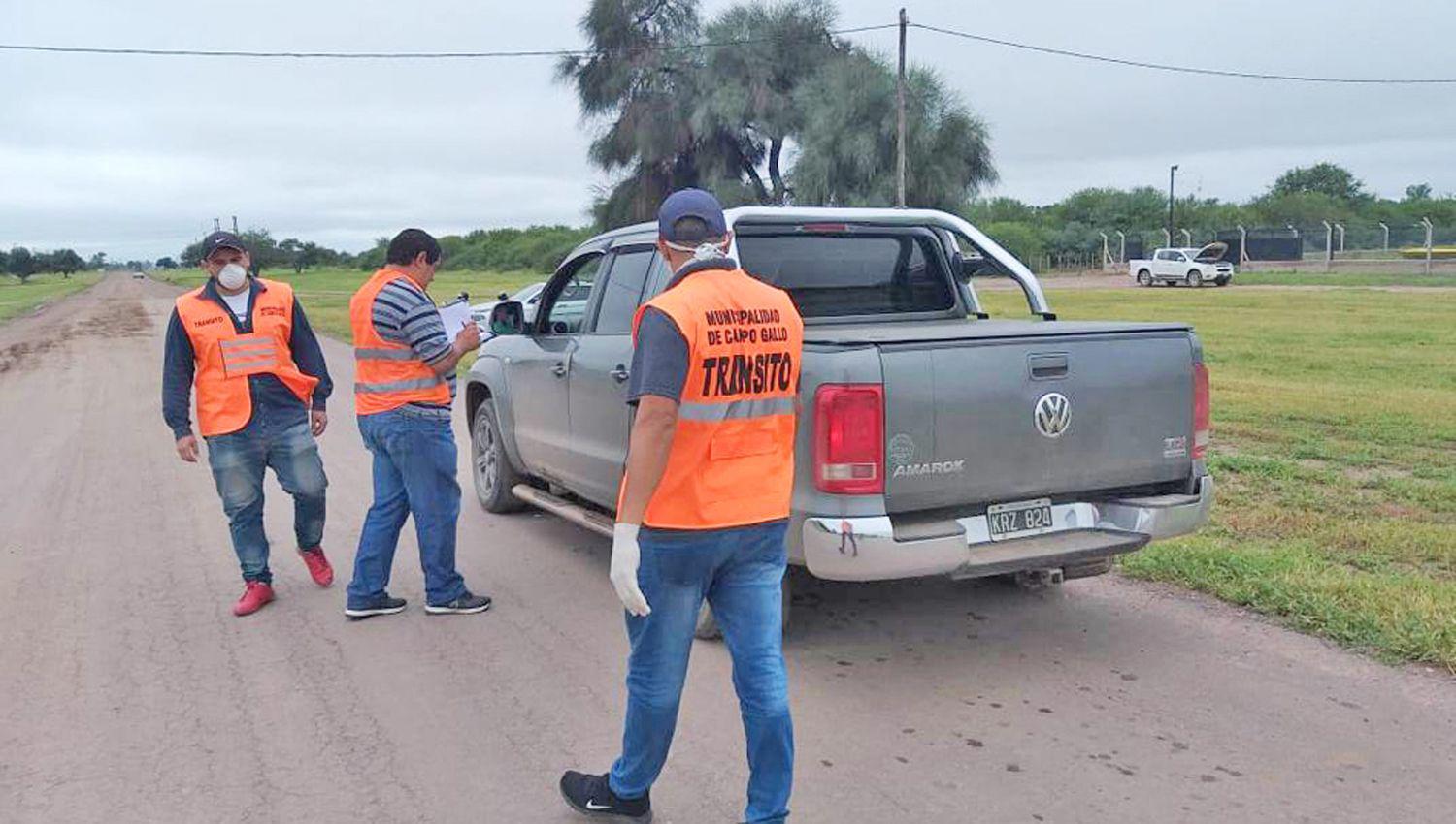 OPERATIVOS Presencia policial en los caminos secundarios rurales para evitar la propagación del coronavirus
