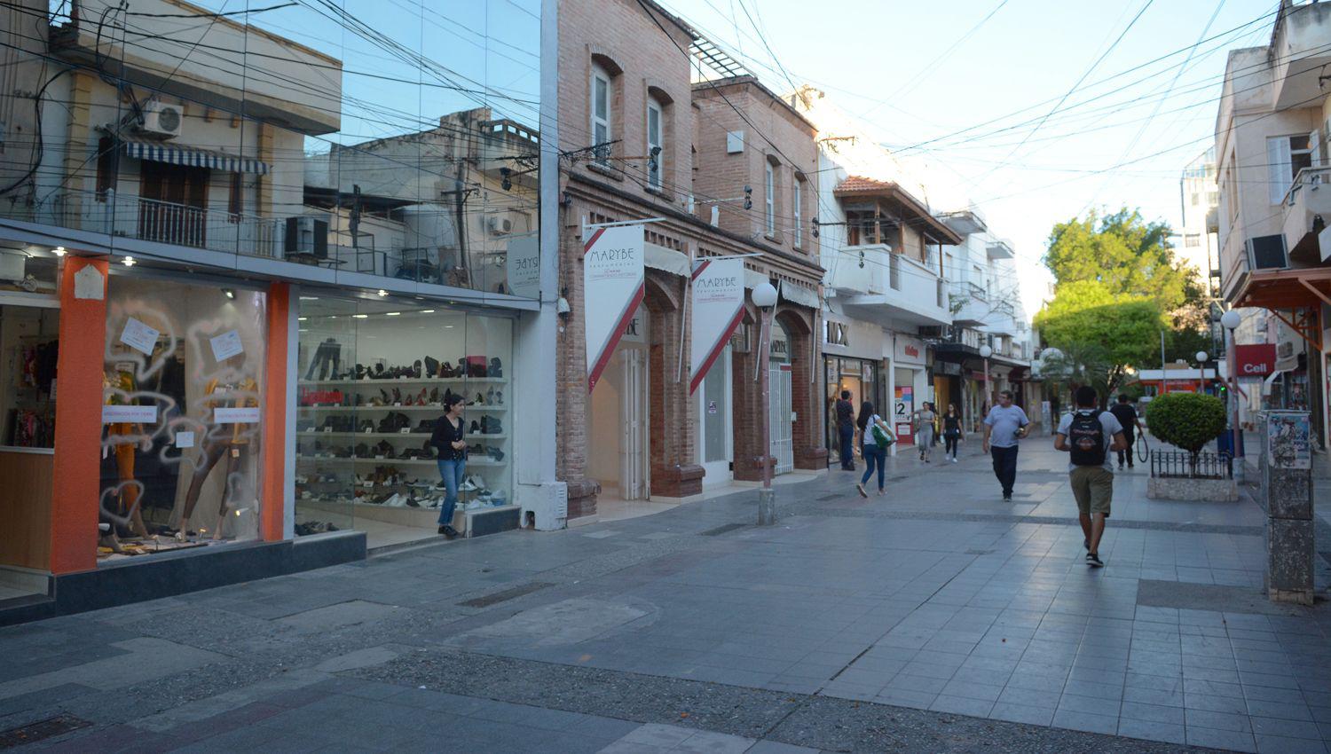 Las calles de Santiago arrancaron el día casi vacías pero con el correr de las horas le gente comenzó a circular casi como un día normal