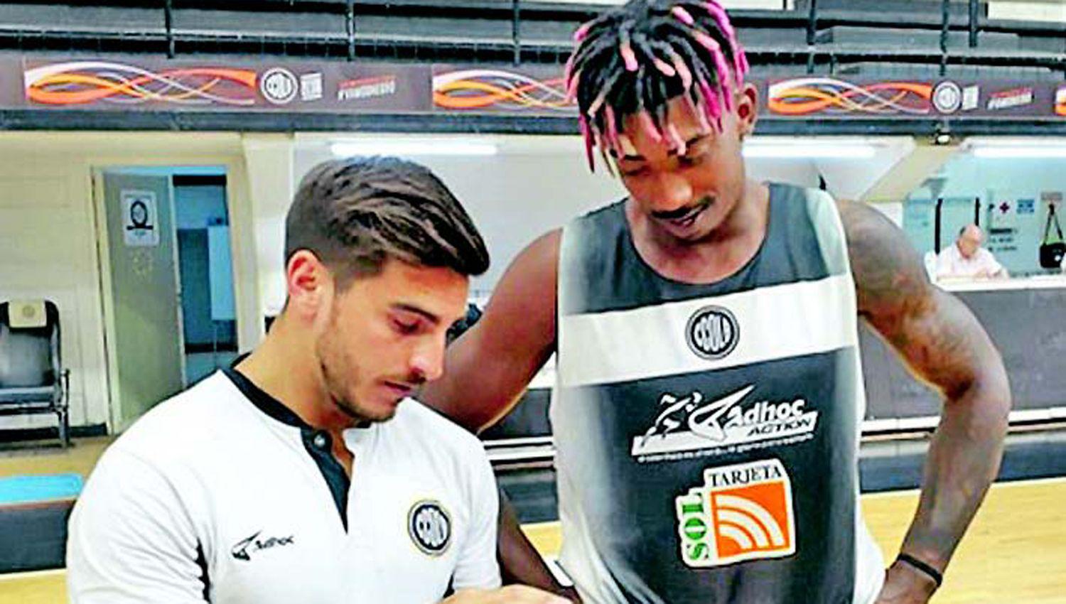 El Prof Ramiro Peragallo PF de Olímpico y el Prof Lucas Barci PF de Quimsa les entregaron sus respectivos planteles un plan de entrenamiento para cumplir durante el parate de la competencia liguera
