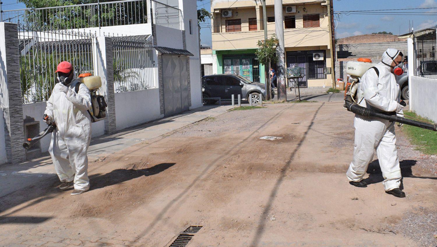 TRABAJO Los operarios realizan adem�s de fumigaciones charlas con vecinos sobre la problem�tica
