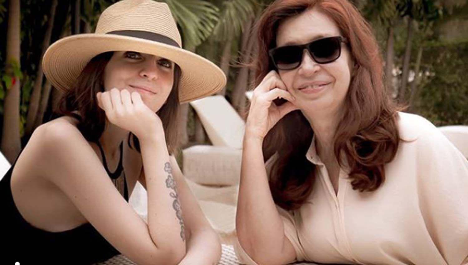 Tras el anuncio de cuarentena del presidente Cristina regresa al paiacutes junto a su hija Florencia