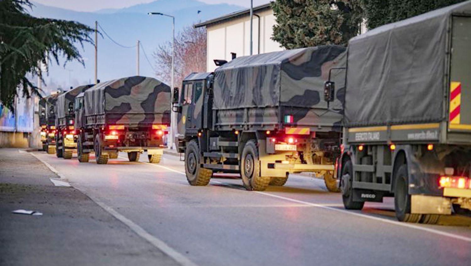 Un convoy de camiones transportando ataudes por las calles de Bergamo