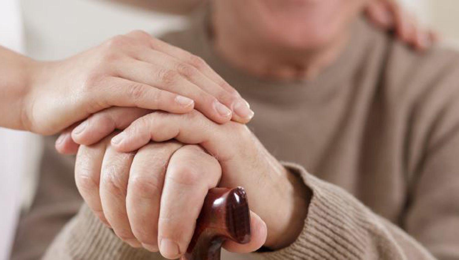 Las personas que cuidan a adultos mayores deberaacuten presentar una declaracioacuten jurada para circular