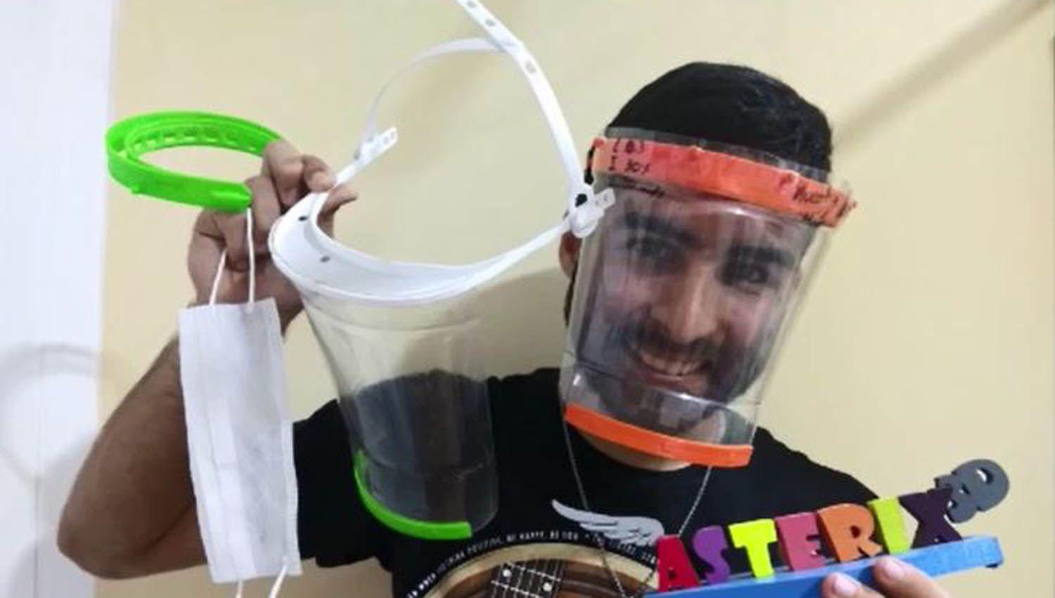 VIDEO  Joacutevenes santiaguentildeos fabrican maacutescaras en 3D para donar a los hospitales