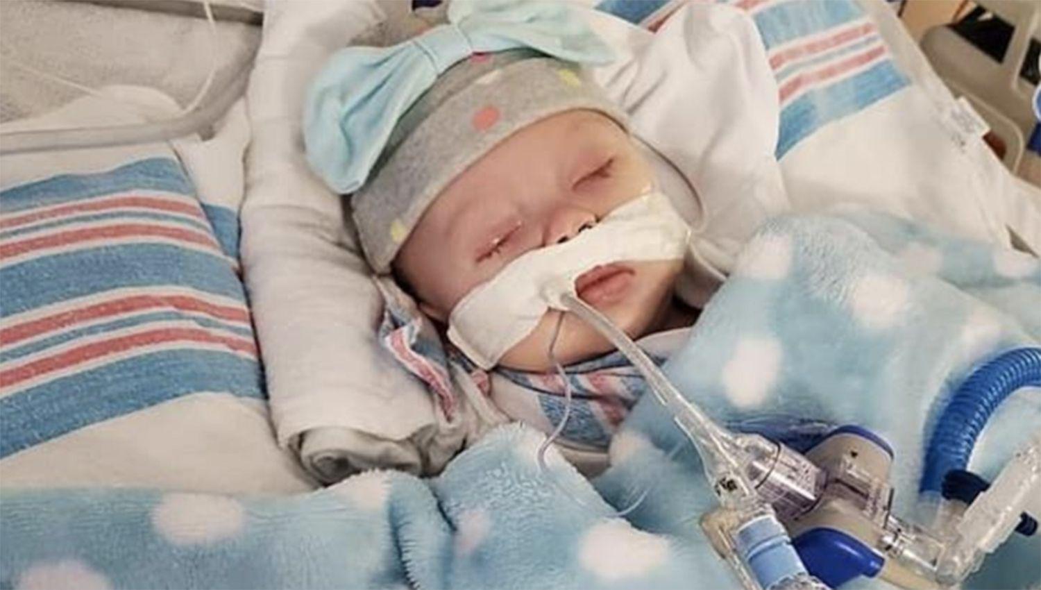 La historia de Ellie la beba de 2 meses que lucha contra el coronavirus