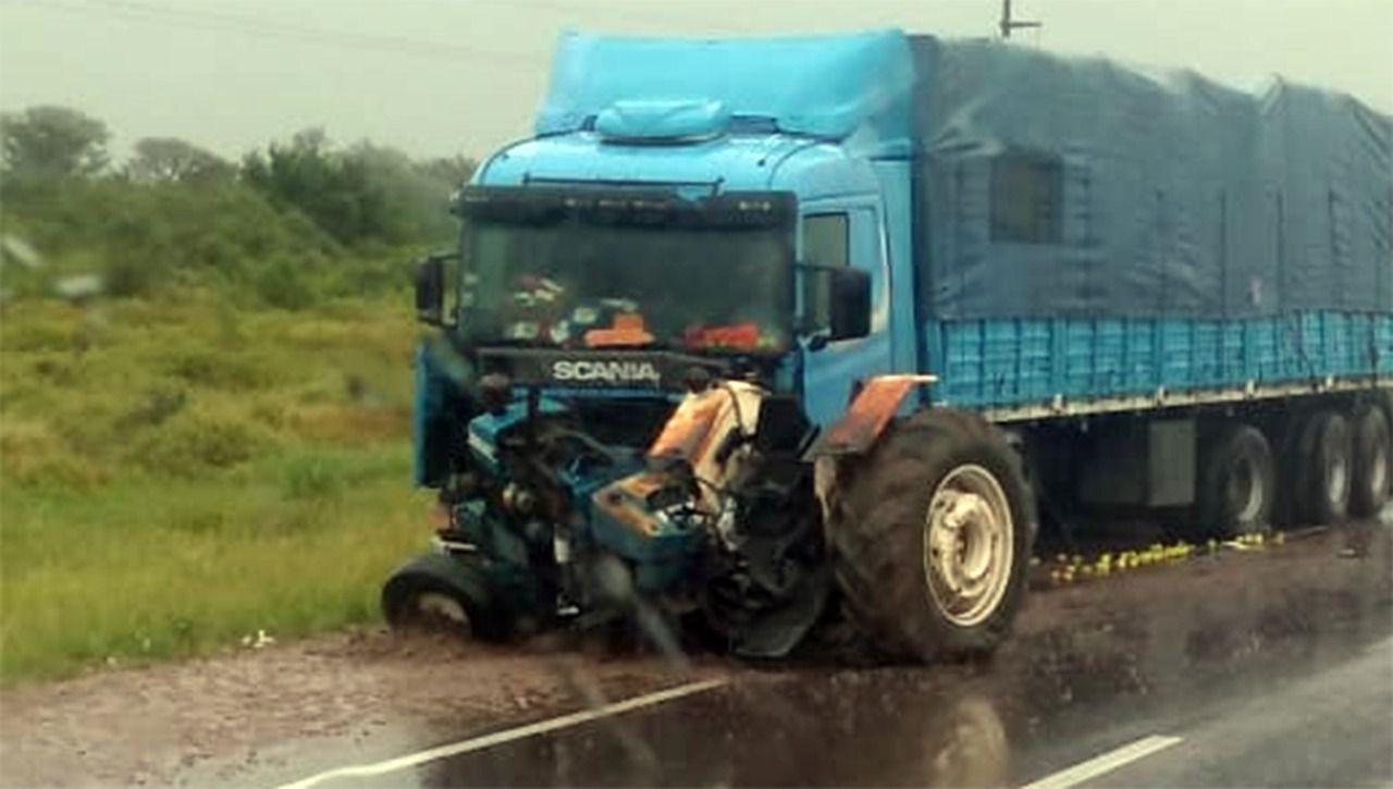 En La Banda un camioacuten chocoacute contra un tractor