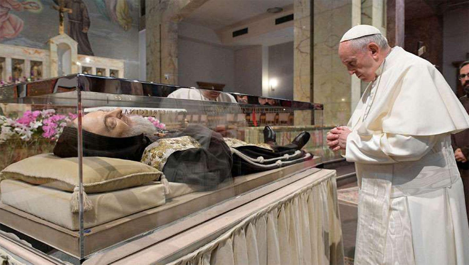 VIDEO  Emocionante rezo del papa Francisco ante el cuerpo del Padre Piacuteo en San Giovanni Rotondo