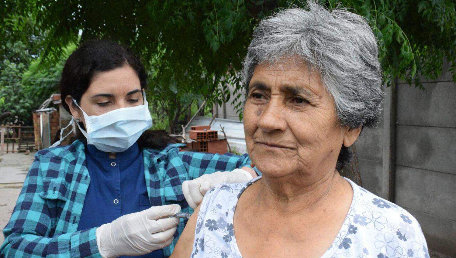 VACUNA Las dosis fueron recibidas por los vecinos que forman parte del grupo de riesgo del barrio Juan Díaz de Solís de la ciudad capital Continuar�n durante los próximos días
